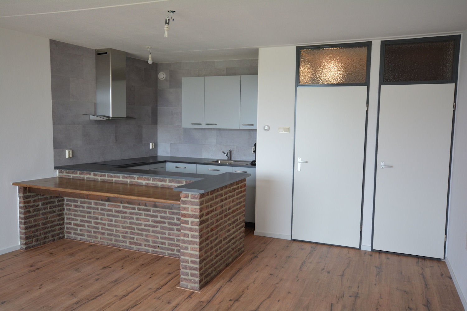 Woonkamer met open keuken